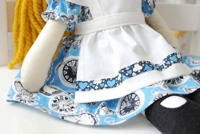  Retro Mama | Alice doll detail