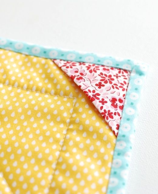  Retro Mama | pockets on mini quilt for hanging