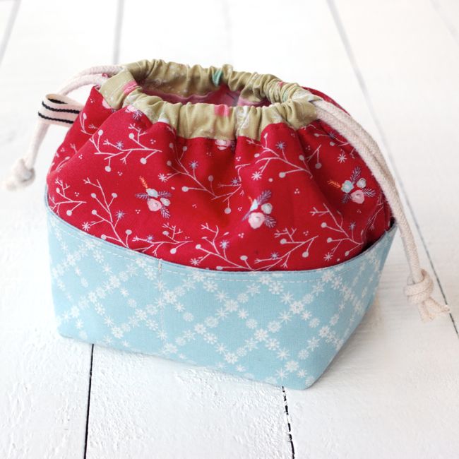  Retro Mama | weebrawbag pattern by Laura Zuckerkuss with Winter Tales fabrics